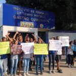 KEZc6de2-Alunos-professores-e-pais-fazem-manifestacao-e-pedem-saida-de-diretora-apos-denuncia-de-mae-1