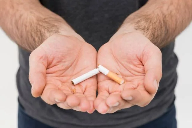 ORA9PmZZ-cigarro-na-mao-de-homem-jpg