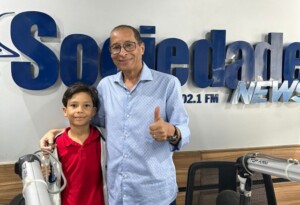 Ouvinte-Mirim-visita-programa-acorda-cidade-Arthur-Levi-Gomes-pai-e-avo-ao-lado-de-Dilton-Coutinho-ft-Daniela-Cardoso-acorda-cidade1-300x205-1