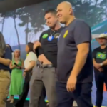 Pre-candidato-a-vereador-pelo-PL-exibe-arma-durante-convencao-em-Cuiaba-300x297-1