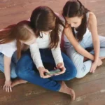 RTgRi8kx-tres-adolescentes-em-um-fundo-rosa-jogando-no-telefone-vicio-em-jogos-de-azar_154092-6500-jpg