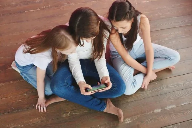 RTgRi8kx-tres-adolescentes-em-um-fundo-rosa-jogando-no-telefone-vicio-em-jogos-de-azar_154092-6500-jpg