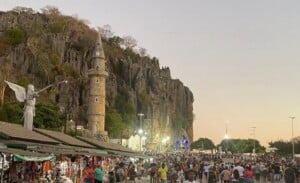 Romaria-do-Bom-Jesus-da-Lapa-representa-a-forca-do-turismo-religioso-baiano-Foto-Ascom-SeturBA-900x550-1-300x183-1