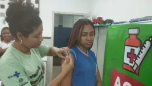 Semana-de-Vacinacao-na-Escola-696x392-1-300x169-1