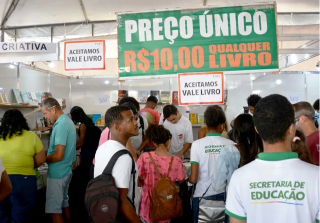TacKn9zA-Distribuicao-de-vale-livros-marca-primeiro-dia-de-participacao-de-alunos-das-escolas-municipais-no-Flifs6-jpg