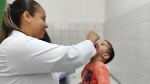 Vacinacao-infantil-gotinha-poliomieltite-foto-ed-santos-acorda-cidade-300x169-1