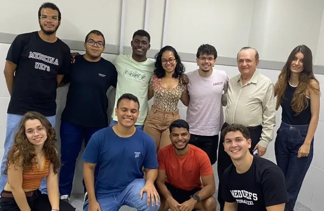 ZmdCdEmD-Dr-Joao-Batista-de-Cerqueira-e-alunos-jpg