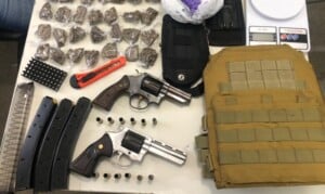 apreensao-de-drogas-e-armas-traficantes-sao-presos-300x179-1