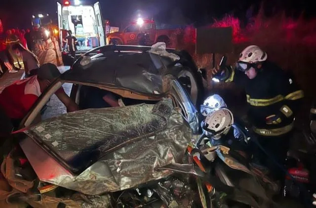 c6tzix21-acidente-br349-resgate-bombeiros-motorista-com-vida-foto-divulgacao-corpo-de-bombeiros1-jpg