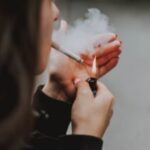 close-seletivo-de-uma-mulher-acendendo-um-cigarro-com-um-isqueiro_wirestock-freepik-300x200-1
