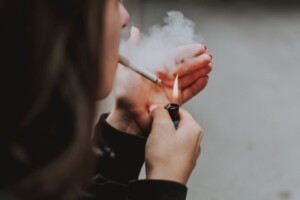 close-seletivo-de-uma-mulher-acendendo-um-cigarro-com-um-isqueiro_wirestock-freepik-300x200-1