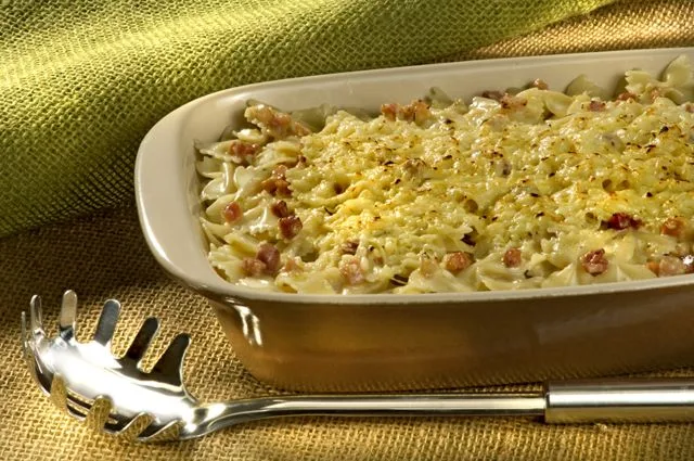 dYCPXDza-Farfalle-a-Carbonara-foto-reproducao-jpg