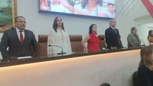 homenagem-a-secretaria-Roberta-Santana-foto-Paulo-Jose-Acorda-Cidade-11-medalhas-olhos-dagua-300x169-1