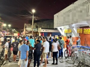 homicidio-em-frente-ao-supermercado-Deus-e-grande-no-bairro-Parque-Ipe-foto-Ed-Santos-Acorda-Cidade-01-300x225-1