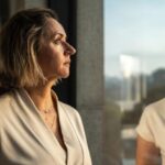 mulher-reflexiva-reflexo-espelo-istock