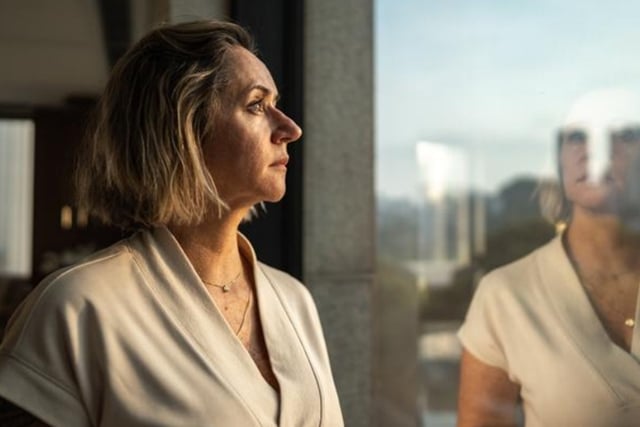 mulher-reflexiva-reflexo-espelo-istock