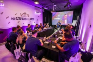 pessoas-reunidas-evento-comemoracao-aniversario-haggy-foto-divulgacao-300x200-1