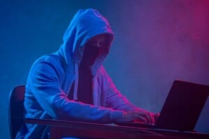 stalker-hacker-foto-master1305-freepik-300x200-1