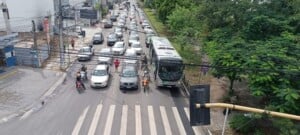 transito-avenida-joao-durval-300x135-1