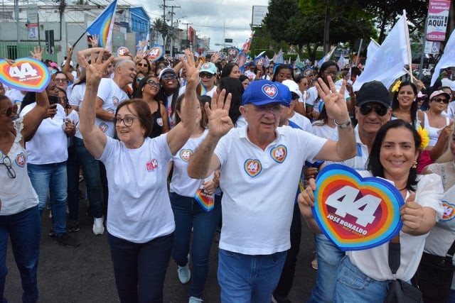 15UcvTFT-Caminhada-de-Jose-Ronaldo-com-mulheres-1