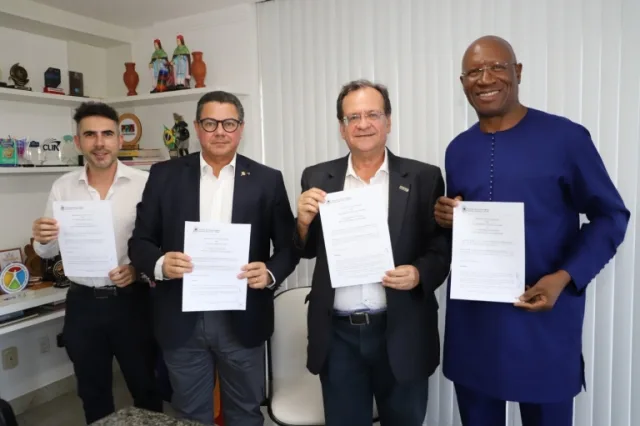 1F6DKBNc-Governo-do-Estado-firma-protocolo-de-cooperacao-para-captacao-do-voo-ligando-o-Benin-a-Bahia-Foto-Tatiana-Azeviche-Ascom-SeturBA-768x511-1-jpg