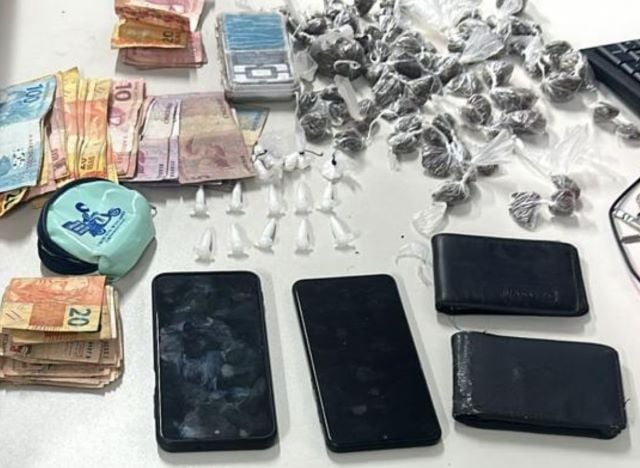 54qwSkSI-dinheiro-e-droga-apreendida