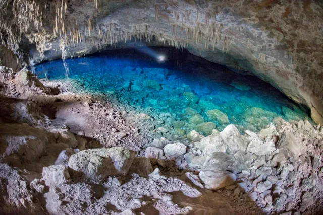 5MnDKo00-iStock-1148732049-destinos-turisticos-caverna-jpg