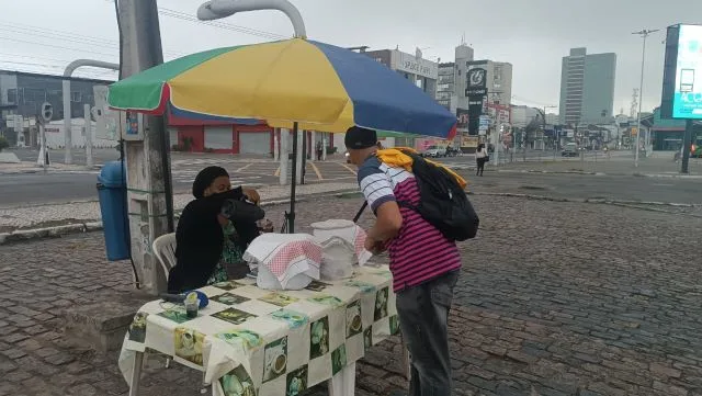 Ak3ImUkx-vendedora-mingau-cafezinho-centro-de-feira-de-santana-foto-paulo-jose-acorda-cidade-00-jpg