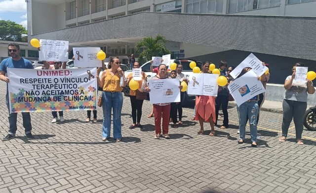 AlEs3Qyj-Maes-de-criancas-com-autismo-realizam-manifestacao-em-frente-ao-Forum-contra-planos-de-saude-3