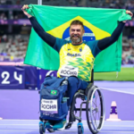 Andre-Rocha-comemora-a-medalha-de-bronze-nos-Jogos-de-Paris