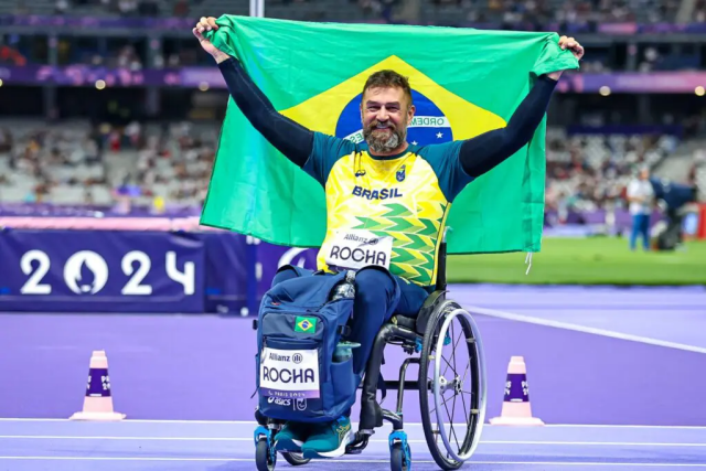 Andre-Rocha-comemora-a-medalha-de-bronze-nos-Jogos-de-Paris