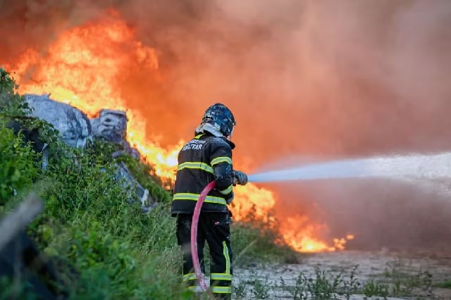 Bombeiros-tentam-controlar-incendio-em-Camacari-Foto-Jean-Victor-Arquivo