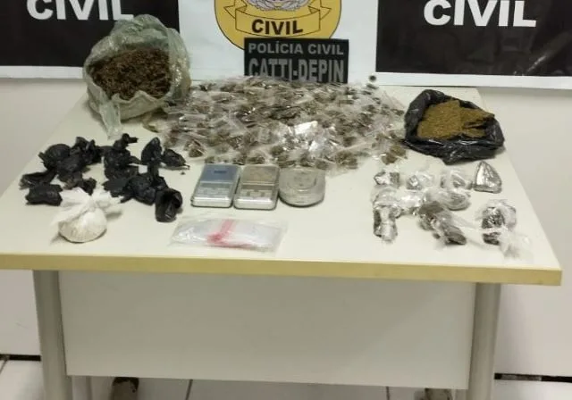 DhKtNo08-Policiais-Civis-desarticulam-centro-de-distribuicao-de-drogas-em-Feira-de-Santana-jpg