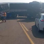 FyifGujx-carreta-atravessada-foto-Policia-Rodoviaria-Estadual-jpg