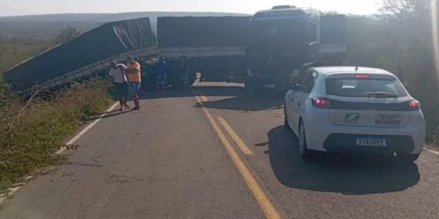 FyifGujx-carreta-atravessada-foto-Policia-Rodoviaria-Estadual-jpg