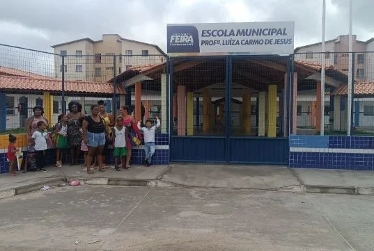 JuUqLkPZ-Pais-de-alunos-fazem-manifestacao-devido-a-falta-de-aula-na-Escola-Municipal-Luisa-Carmo-de-Jesus-jpg