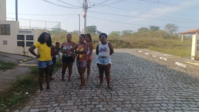 N2MPHh39-Moradoras-do-Residencial-Habitat-do-Sertao-no-Campo-do-Gado-ft-paulo-jose-acorda-cidade2-jpg
