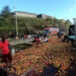 Nt5I8ZOs-Caminhao-carregado-de-frutas-vira-na-BR-324-Foto-tvba-1