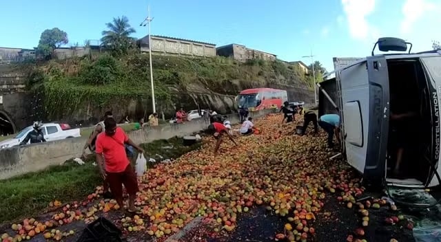 Nt5I8ZOs-Caminhao-carregado-de-frutas-vira-na-BR-324-Foto-tvba-1