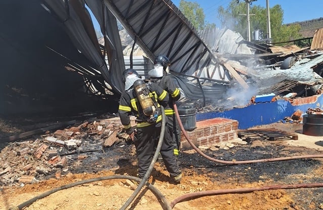 Tiw6MaoU-incendioembarreiras_corpodebombeiros-4