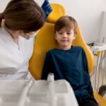 UFew1SXp-dentista-limpando-dentes-de-crianca_23-2149195873