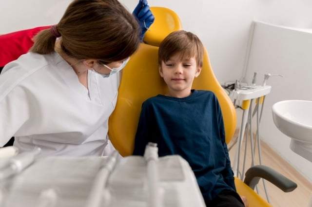 UFew1SXp-dentista-limpando-dentes-de-crianca_23-2149195873