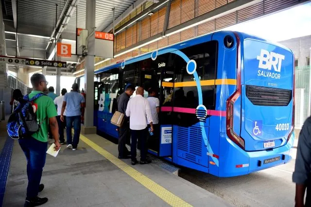 YLAZyA1S-BRT-passageiros-onibus-estacao-Foto-Jefferson-Peixoto-Secom-PMS-jpg