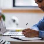 foto-StockSnap-pixabay-estudante-homem-estudando-trabalhando