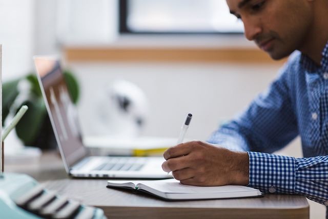 foto-StockSnap-pixabay-estudante-homem-estudando-trabalhando