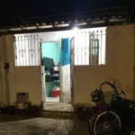 ioyDnIqG-casa-jovem-morto-no-sofa-foto-recebida-pelo-whatsapp-1-jpg