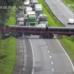 kcaAfXPA-carreta-atravessada-na-BR-324-jpg