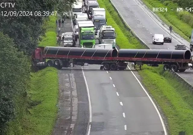 kcaAfXPA-carreta-atravessada-na-BR-324-jpg