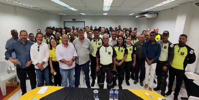 m7wao214-prefeito-colbert-com-agentes-de-transito-Foto-Valto-Novaes