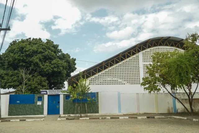 p6UAkAvb-Escola-Municipal-Doutor-Joao-Duarte-Guimaraes-no-distrito-de-Humildes-jpg
